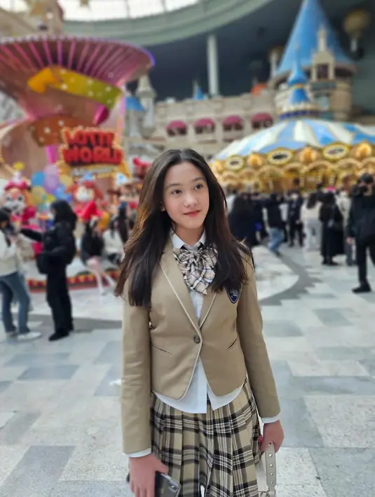 "Katanya mau kuliah di Korea aja sekarang, kemrin mau kuliah di Sydney," tulis Nafa.  [Foto: Instagram/nafaurbach]