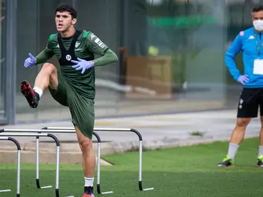 Pemain Real Betis, Carles Alena, ketika mengikut sesi latihan di Luis del Sol, Sevilla, Senin (11/5/2020). Sejumlah klub di Spanyol memulai latihan seiring rencana akan kembali bergulirnya kompetisi La Liga musim ini. (AFP/Real Betis/Fernando Ruso)