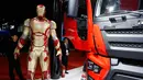 Karakter Iron Man ditampilkan untuk mempromosikan truk buatan produsen mobil China JMC sebelum pameran Auto Shanghai 2017 di National Exhibition and Convention Center di Shanghai, China (19/4). (AP Photo/Ng Han Guan)