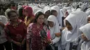 Menko PMK, Puan Maharani berfoto bersama pelajar saat acara minum jamu bersama, Jawa Tengah, Rabu (1/4/2015).Kegiatan minum jamu bareng ini untuk mendeklarasikan Kabupaten Sukoharjo sebagai produsen jamu terbesar di Jawa Tengah. (Liputan6.com/Johan Tallo)