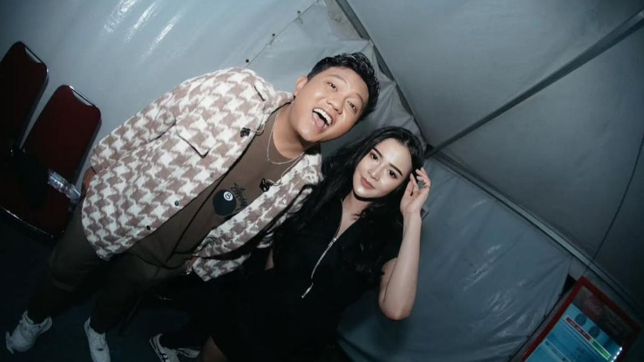 7 Potret Bella Bonita Temani Denny Caknan di Backstage, Bukti Kesetiaan yang Romantis