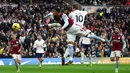 Pemain Tottenham Hotspur Harry Kane (10) menanduk pemain Aston Villa Ezri Konsa dalam upaya untuk mencetak gol pada pertandingan sepak bola Liga Inggris di Stadion Tottenham Hotspur, London, 1 Januari 2023. Aston Villa mempermalukan Tottenham Hotspur dengan skor 2-0. (AP Photo/Ian Walton)