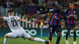 Penyerang Barcelona, Ousmane Dembele berusaha melewati pemain Viktoria Plzen, Lukas Kalvach selama pertandingan Grup C Liga Champions di stadion Camp Nou di Barcelona, Spanyol, Kamis (8/9/2022). Dengan kemenangan ini, Barcelona berhasil memimpin klasemen dengan 3 poin. (AP Photo/Joan Monfort)