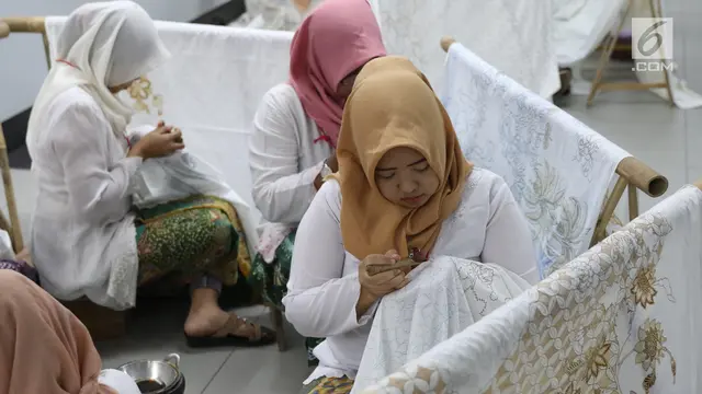 Jelang Hari Kemerdekaan, Pengrajin Membatik di Kain Sepanjang 74 Meter