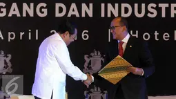 Ketua Umum KADIN Rosan Perkasa Roeslani berjabat tangan dengan Jaksa Agung HM Prasetyo usai MoU pada pengukuhan dewan pengurus KADIN 2015-2020 di Jakarta, Selasa (5/4). (Liputan6.com/Helmi Afandi)