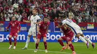 Momen saat Jude Bellingham menyambar umpan Bukayo Saka menjadi gol untuk Inggris saat melawan Serbia di stadion Veltins Arena (AP)