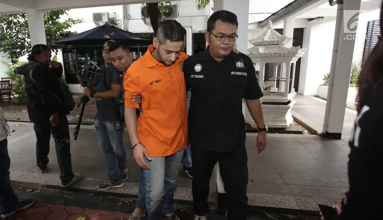 Tunangan Dhawiya Zaida, Muhammad dikawal petugas saat dihadirkan dalam rilis di Polda Metro Jaya, Jakarta, Sabtu (17/2). Dari Muhammad, petugas menemukan sabu seberat 0,38 gram yang disimpan di dalam ban pinggang celananya. (Liputan6.com/Arya Manggala)