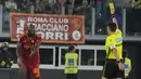 Pemain AS Roma, Romelu Lukaku, mendapat kartu kuning saat melawan AC Milan dalam laga giornata ketiga Liga Italia di Stadion Olimpico, Roma, Sabtu (2/9/2023). AS Roma tumbang dengan skor 1-2. (AP Photo/Gregorio Borgia)