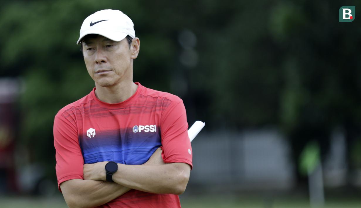 Pelatih Timnas Indonesia, Shin Tae-yong, saat latihan di Lapangan G, Senayan, Jakarta, Rabu, (19/2/2020). Pada sesi latihan kali ini Timnas menjalani tes fisik dengan menggunakan alat Smart Gate. (Bola.com/M Iqbal Ichsan)