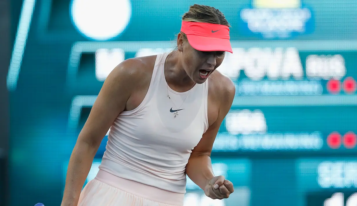 Maria Sharapova merayakan pukulan bola yang masuk saat melawan Jennifer Brady di Bank of the West Classic di Stanford, California (31/7). Juara turnamen Grand Slam lima kali ini tampil dengan fasilitas wild card. (AFP Photo/Lachlan Cunningham)