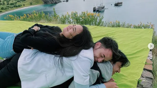 Michelle Ziudith bareng pemain dan kru Badai pasti Berlalu