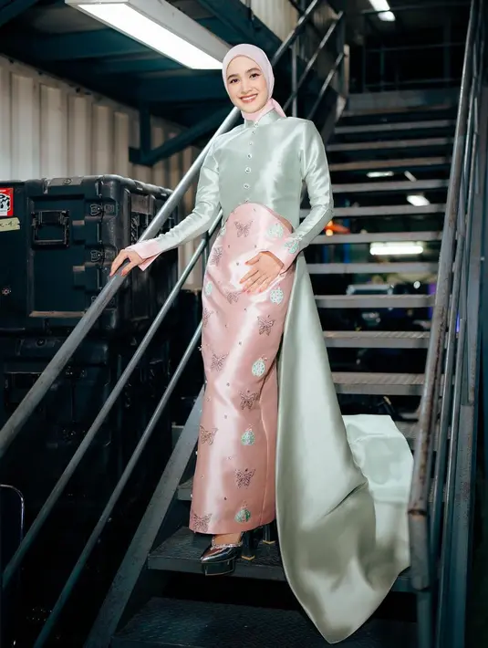 Busananya memadukan siluet beskap dengan ekor panjang yang dramatis. Karya @dimassinggih itu kemudian dipadukan dengan rok panjang berpotongan lurus dan dihiasi bordir warna pink muda. [@cutsyifaa].