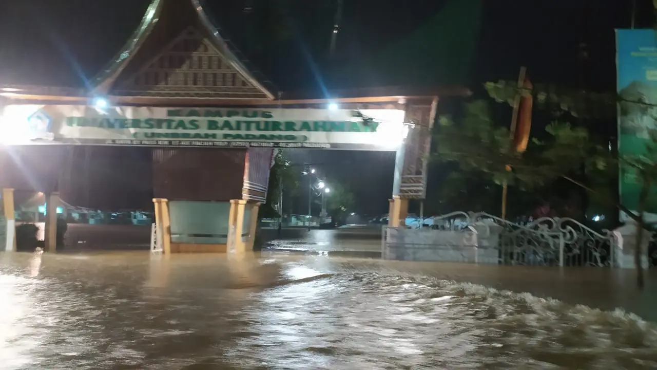 Banjir melanda Kota Padang Sumatera Barat, Rabu (18/9/2021).