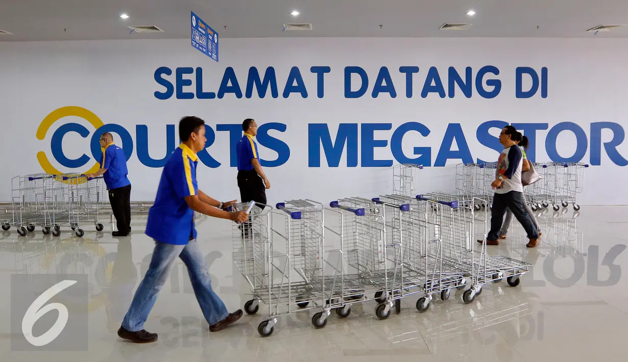 Karyawan mendorong troli untuk kebutuhan berbelanja konsumen di Megastore Courts, Tangerang Selatan, Sabtu (23/1/2016). Perusahan ritel tersebut mengusung tema rumah bagi konsep ritel inovatif. (Liputan6.com/Fery Pradolo)