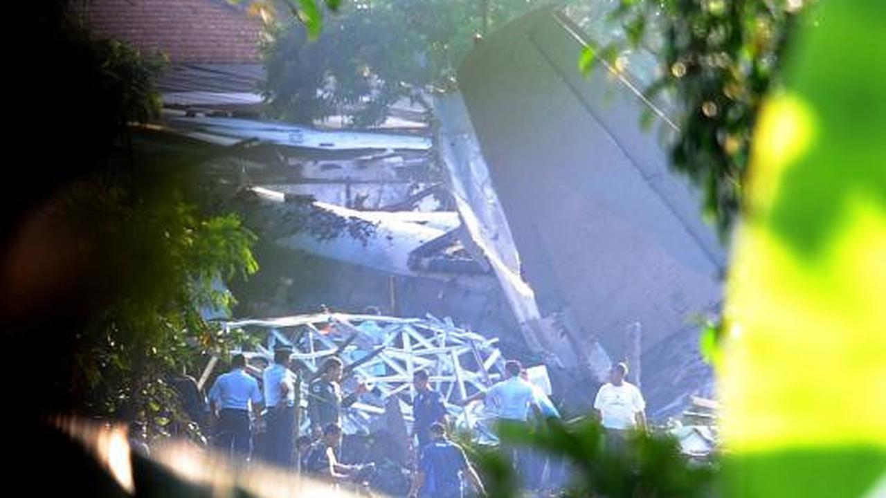 Pesawat Fokker TNI jatuh timpa sembilan rumah
