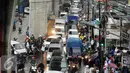 Sejumlah kendaraan terjebak kemacetan di Jalan Ciledug Raya dekat perempatan Seskoal, Jakarta, Jumat (11/11). Hujan deras diringi petir kembali melanda Jakarta mengakibatkan genangan air di beberapa titik. (Liputan6.com/Helmi Fithriansyah)