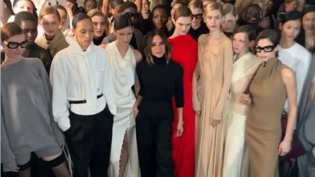 Victoria Beckham dikelilingi modelnya usai peragaan busana