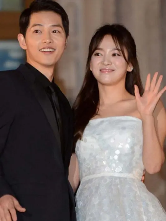 “Mereka (Song Joong Ki dan Song Hye Kyo) memiliki jadwal pribadi di sana, jadi mereka pergi bersama,” ungkap seorang sumber seperti yang dilansir dari Ace Showbiz. (Instagram/allkdrama)