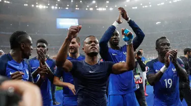 Para pemain timnas Prancis melakukan selebrasi usai menang atas Islandia dalam laga babak perempat final Piala Eropa di Stade Velodrome, Perancis, (3/7). Prancis melaju ke Semifinal usai menang atas Islandia dengan skor 5-2. (REUTERS/Darren Staples)