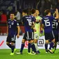 Timnas Jepang merayakan kemenangan atas Vietnam di perempat final Piala Asia 2019 di Al Maktoum Stadium, Dubai (24/1/2019). (AFP/Giuseppe Cacace)