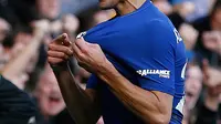 Bek Chelsea Cesar Azpilicueta merayakan gol ketiga untuk timnya saat melawan Watford dalam pertandingan Liga Inggris di stadion Stamford Bridge di London (21/10). Chelsea menang 4-2 atas Watford. (AFP/Ian Kington)