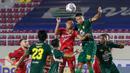 Persija mengawali babak kedua dengan bermain semakin agresif dan menguasai permainan. Mereka mengurung pertahanan Persebaya yang tampil sangat disiplin dan memberi tekanan. (Bola.com/Bagaskara Lazuardi)