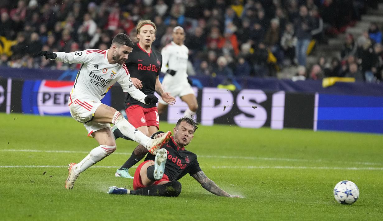 Gelandang Benfica, Rafa Silva (kiri) melepaskan tendangan yang menghasilkan gol kedua ke gawang RB Salzburg pada laga matchday keenam Grup D Liga Champions 2023/2024 di Red Bull Arena, Salzburg, Austria, Rabu (13/12/2023) dini hari WIB. (AP Photo/Matthias Schrader)
