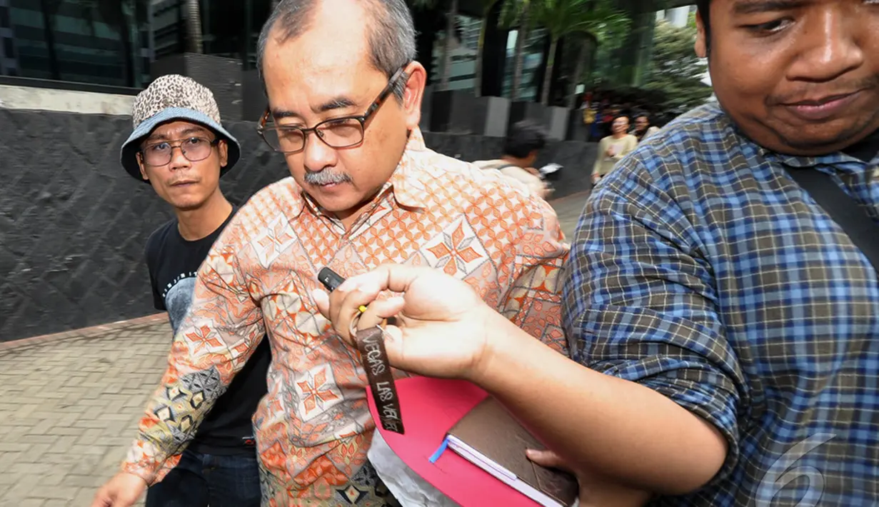 Sejumlah wartawan menanyakan kepada Arief Indarto terkait kasus dirinya,  Jakarta, Jumat (19/12/2014). (Liputan6.com/Miftahul Hayat)