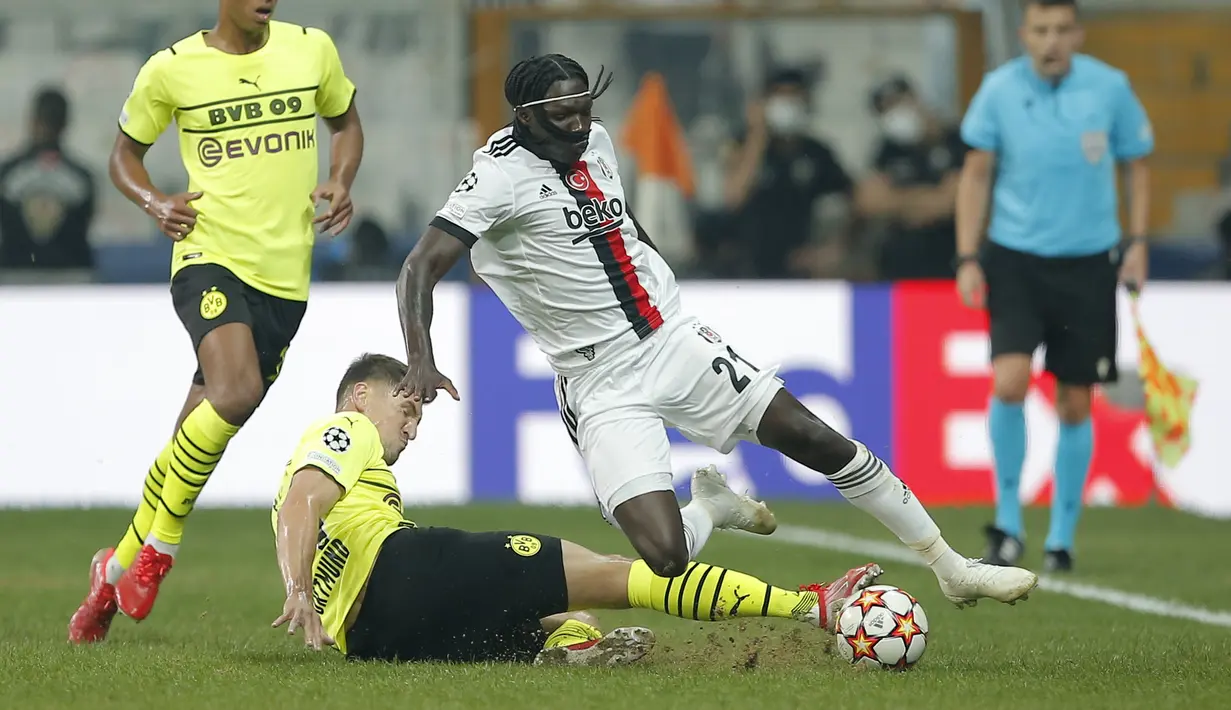 Permainan di babak kedua berubah, Besiktas mampu keluar dari tekanan Dortmund. Kedua tim bergantian saling menebar ancaman ke gawang lawan. (Foto: AFP/Ozan Kose)
