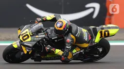 Pembalap Mooney VR46 Racing Team, Luca Marini saat sesi kualifikasi MotoGP di Pertamina Mandalika International Street Sirkuit, Nusa Tenggara Barat, Sabtu (22/3/2022). (Liputan6.com/Helmi Fithriansyah)