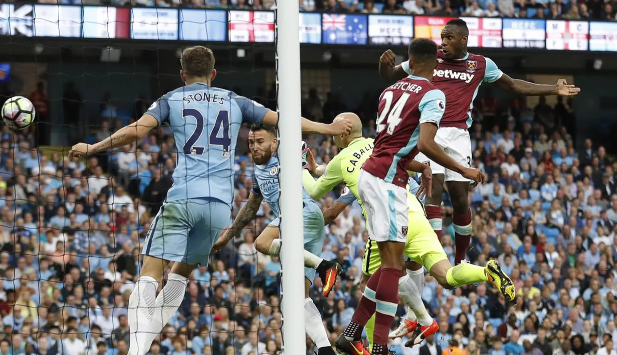 Proses terjadinya gol West Ham ke gawang Manchester City yang dicetak Michail Antonio. Kekalahan ini membuat The Hammers turun ke peringkat 12 klasemen Premier League. (Reuters/Carl Recine)  
