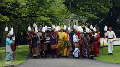 Sejumlah personel Paspamres mengenakan pakaian adat daerah di kawasan Istana Bogor, Rabu (1/3). Hal ini terkait upacara penyambutan kadatangan Raja Arab Saudi Salman bin Abdulaziz. (Liputan6.com/Helmi Fithriansyah)