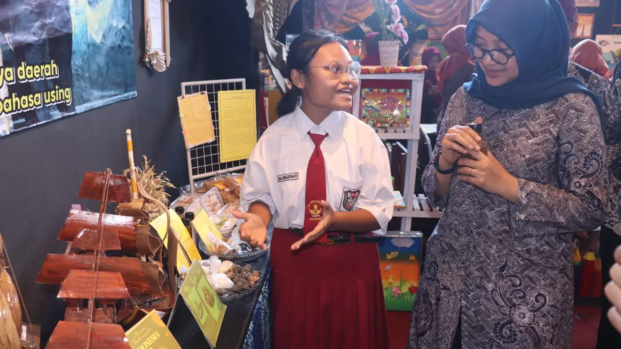 Bupati Banyuwangi Ipuk Fiestiandani mendengarkan keterangan seorang siswa SD tentang mainan asli Banyuwangi (Istimewa)