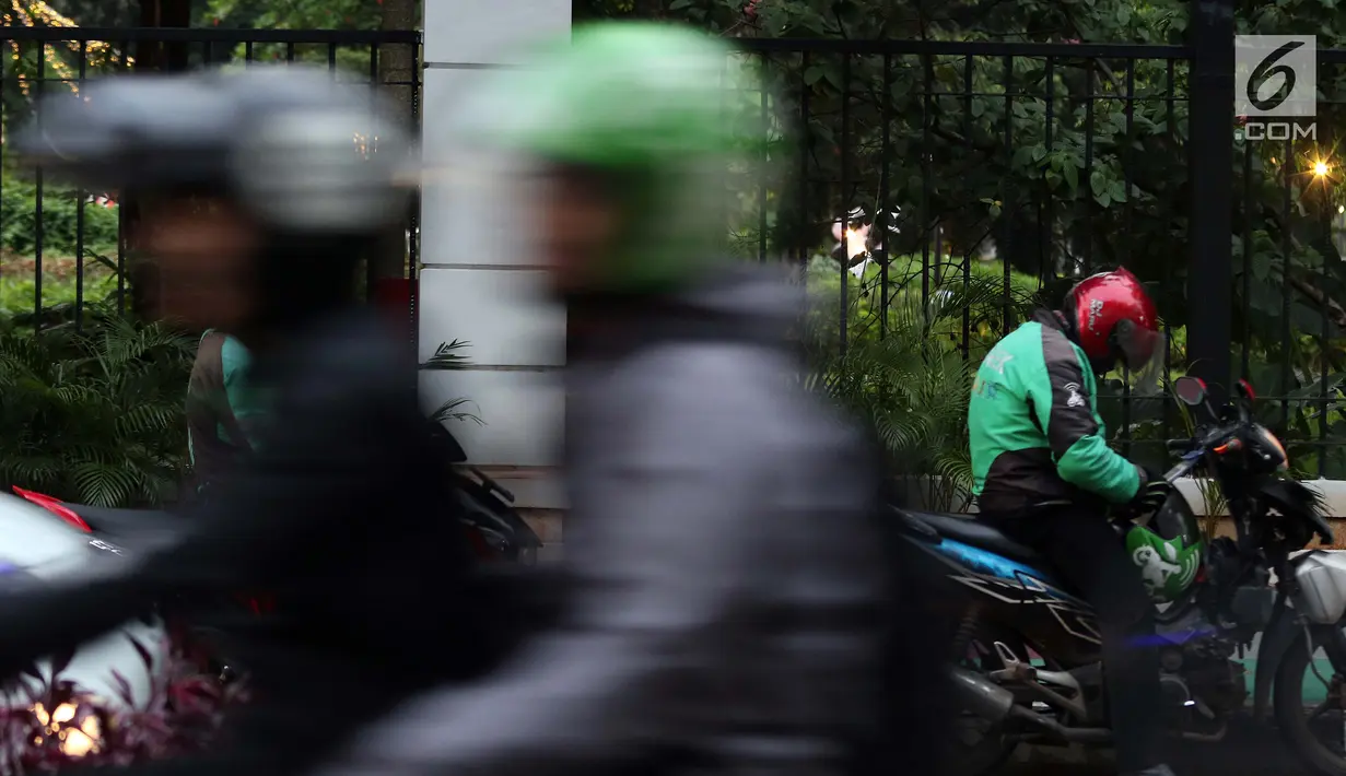 Pengemudi ojek online di Jalan Pintu I Senayan, Jakarta, Selasa (19/3). Permenhub No.12 tahun 2019 mengatur empat hal yakni, keselamatan, kemitraan, suspensi mitra driver dan biaya jasa atau tarif ojek online. (Liputan6.com/Helmi Fithriansyah)