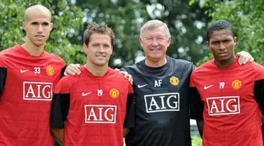 Bos Manchester United, Sir Alex Ferguson (sweater hitam) berpose dengan pemain barunya: Michael Owen, Antonio Valencia dan Gabriel Obertan pada 13 Juli 2009 di pusat latihan tim di Carrington, Manchester. AFP PHOTO/NEIL JONES