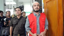 Rio Reifan (kanan) dikawal petugas menuju ruang sidang untuk menjalani sidang lanjutan kasus narkoba di PN Jakarta Selatan, Senin (29/6/2015). Rio ditangkap pada 8 Januari lalu di dekat Apartemen Kalibata City, Jaksel. (Liputan6.com/Panji Diksana)