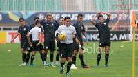 Pelatih Thailand, Kiatisuk Senamuang memimpin anak asuhnya menjalani uji coba lapangan jelang leg pertama Final Piala AFF 2016  di Stadion Pakansari, Bogor (13/12/2016).  (Bola.com/Nicklas Hanoatubun)
