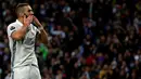 Penyerang Real Madrid, Karim Benzema melakukan selebrasi usai mencetak gol ke gawang Borussia Dortmund pada pertandingan Grup F Liga Champions di Santiago Bernabeu, Madrid, (8/12). Real Madrid bermain imbang 2-2 dengan Dortmund. (REUTERS/Susana Vera)