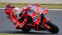 Pembalap Ducati Lenovo Team, Marc Marquez, asal Spanyol, mengendarai motornya selama sesi latihan bebas MotoGP Grand Prix Jepang di Mobility Resort Motegi, Motegi, Prefektur Tochigi, pada 26 September 2025. (Toshifumi KITAMURA/AFP)