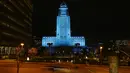 Balai Kota Los Angeles menyala biru, Los Angeles, Amerika Serikat, Jumat (10/4/2020). Balai Kota dan beberapa landmark Los Angeles menyala biru untuk menunjukkan dukungan kepada petugas medis mengahadapi virus corona COVID-19. (AP Photo/Mark J. Terrill)