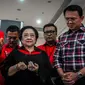 Ketum PDIP Megawati Soekarnoputri bersama pasangan Gubernur petahana DKI Jakarta Basuki 'Ahok' Tjahaja Purnama-Djarot Saiful Hidayat berdoa bersama sebelum berangkat menuju KPUD DKI, di Gedung DPP PDIP, Jakarta, Rabu (21/9). (Liputan6.com/Faizal Fanani)