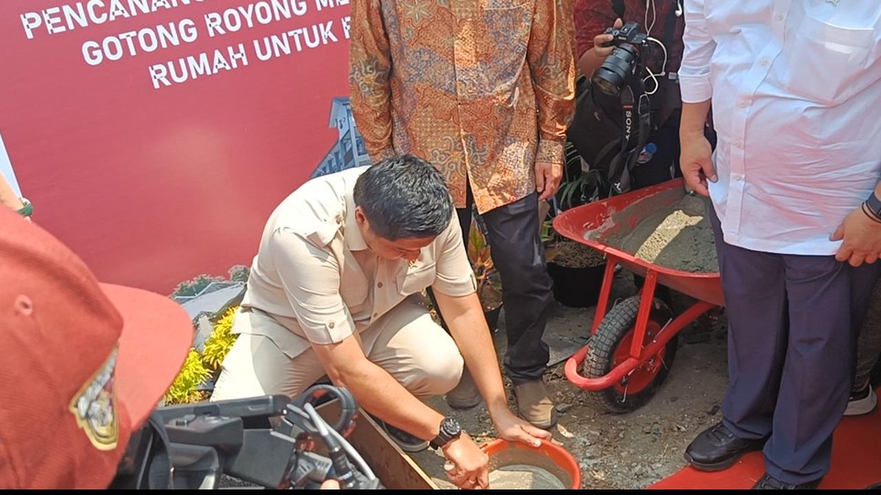 Usai Emosi Gebrak Meja, Kini Menteri Ara Rela Mengaduk Semen untuk Bangun Rumah Gratis
