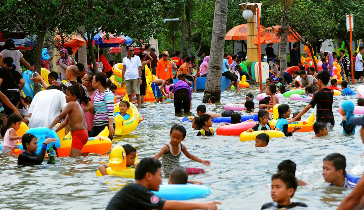 Libur Natal dan Sekolah, Taman Impian Jaya Ancol dipadati pengunjung, Jakarta, Jumat (26/12/2014). (Liputan6.com/Faisal R Syam)