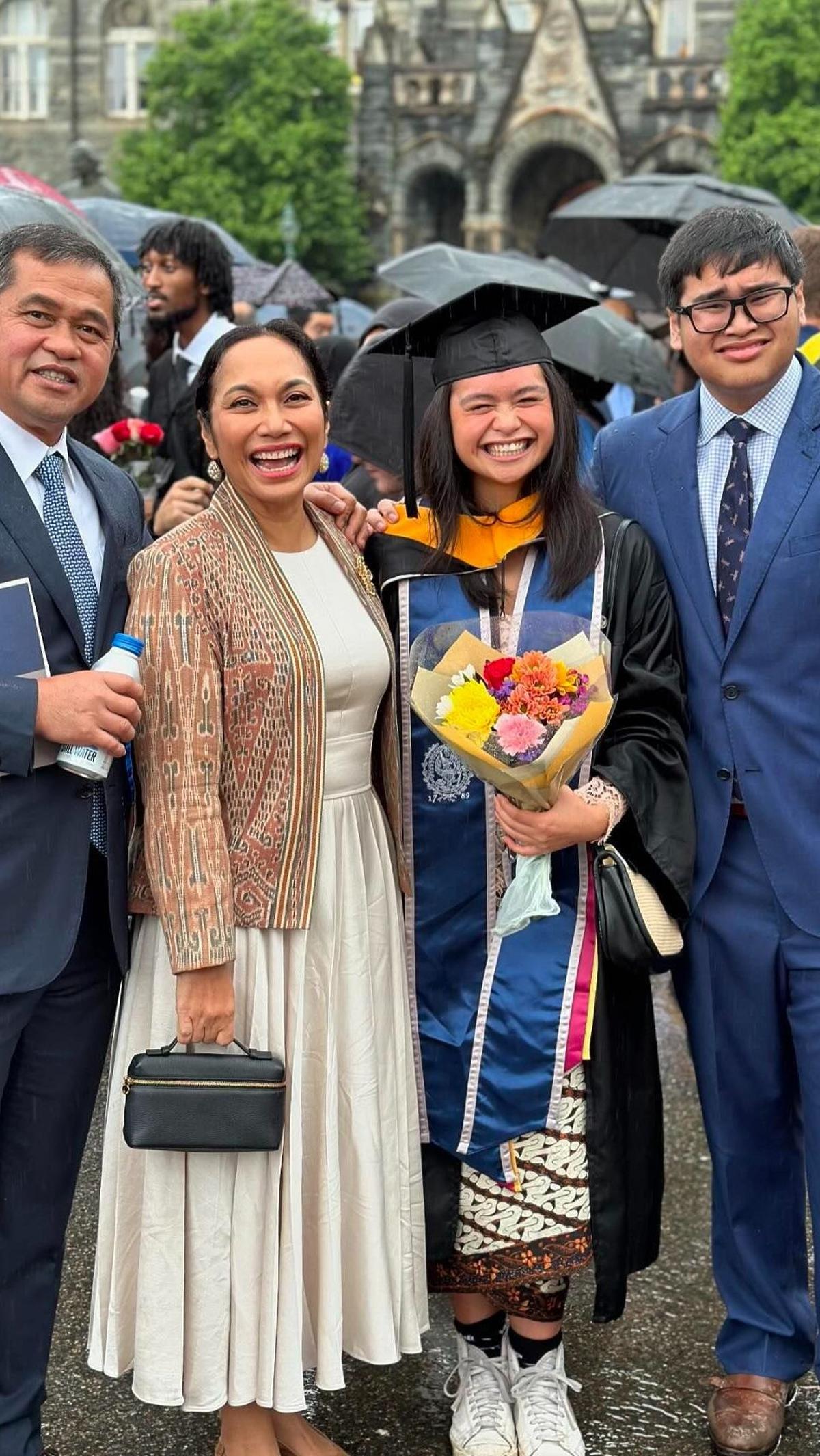 "Today is the proudest day of my life as I watch my daughter graduate. Congratulations Faye (Hari ini adalah hari paling membanggakan di hidupku, saat aku melihat putriku lulus. Selamat Faye)," tulisnya.