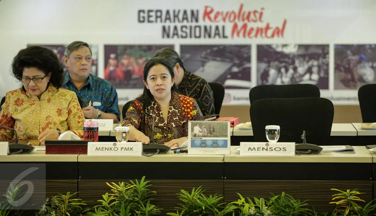 Menko PMK Puan Maharani (kedua kanan) saat memimpin rapat tingkat Menteri di Kementerian Kemenko PMK) Jakarta, Kamis (30/3). Rapat tersebut membahas pengendalian Defisit DJS Kesehatan. (Liputan6.com/Faizal Fanani)