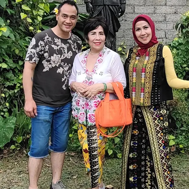 6 Potret Ferry Irawan Bertemu Keluarga Besar Venna Melinda di Bali, Minta Doa Restu