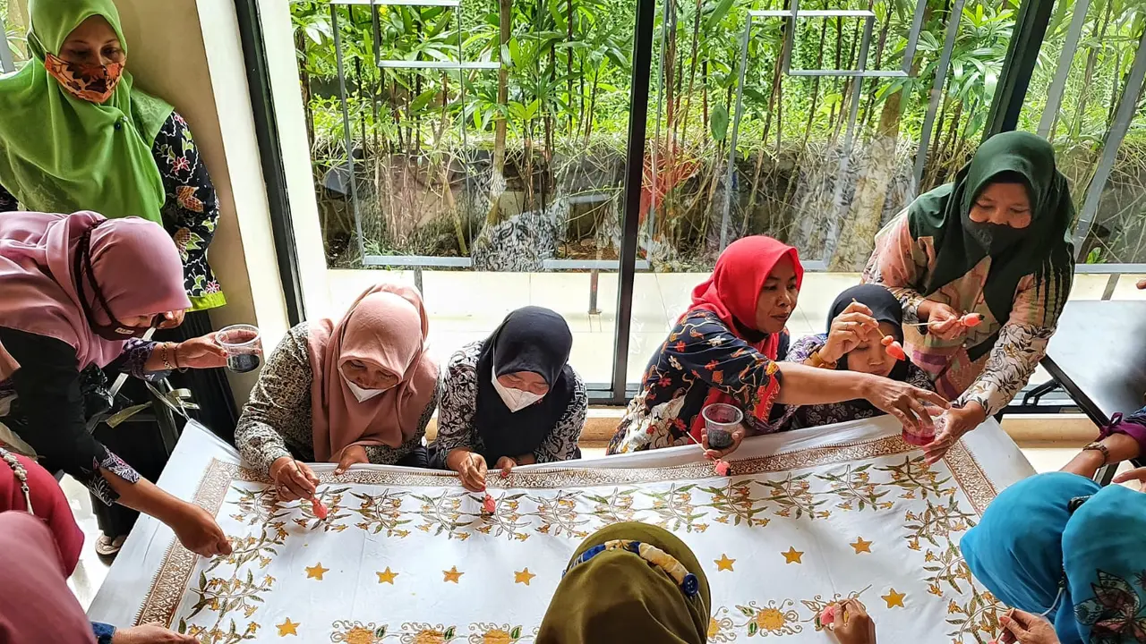 Pelaku UMKM mengikuti pelatihan membatik dari Pertamina EP Sukowati. (Liputan6.com/Ahmad Adirin)