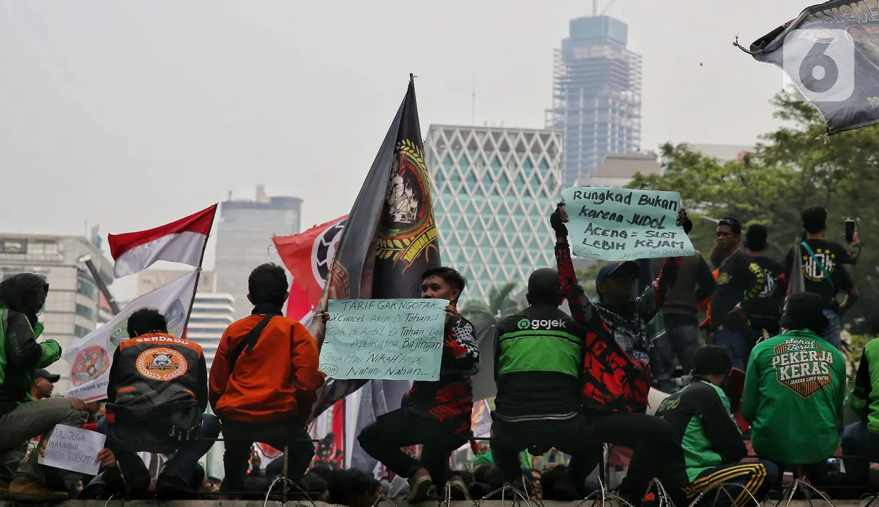 Mereka juga menuntut perusahaan aplikasi lebih menghormati dan memperhatikan kesejahteraan pengemudi ojek online. (Liputan6.com/Angga Yuniar)