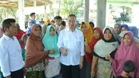 Dua ratus warga ditambah dengan Kepala Desa, Babinsa, dan Bhabinkamtibmas, pada 17 Oktober 2018, berkumpul di Desa Kampasi Meci, Kecamatan Manggelewa, Kabupaten Dompu, Nusa Tenggara Barat.