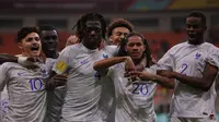 Ekspresi para pemain Prancis menyambut gol yang dicetak Mathis Amugou ke gawang Korea Selatan pada matchday kedua Grup E Piala Dunia U-17 2023 di Stadion JIS, Jakarta, Rabu (15/11/2023). (Bola.com/Ikhwan Yanuar Harun)
